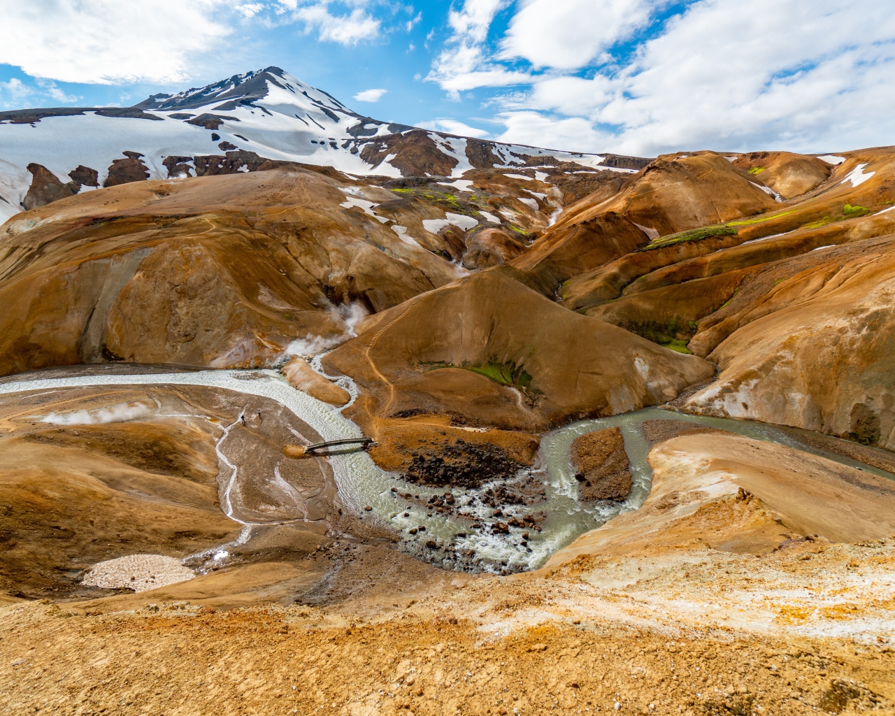 Старый потухший вулкан с рекой