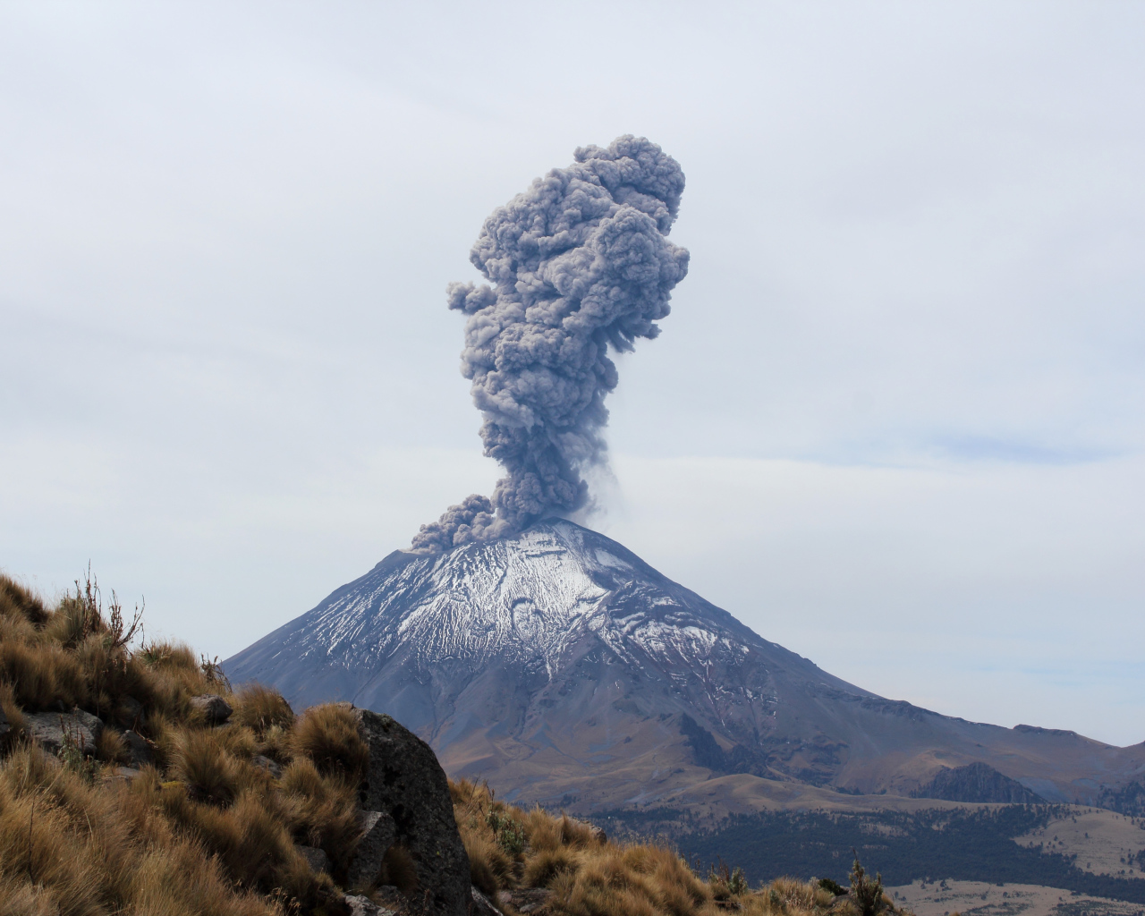 Дым над действующим вулканом Попокатепетль, Мексика