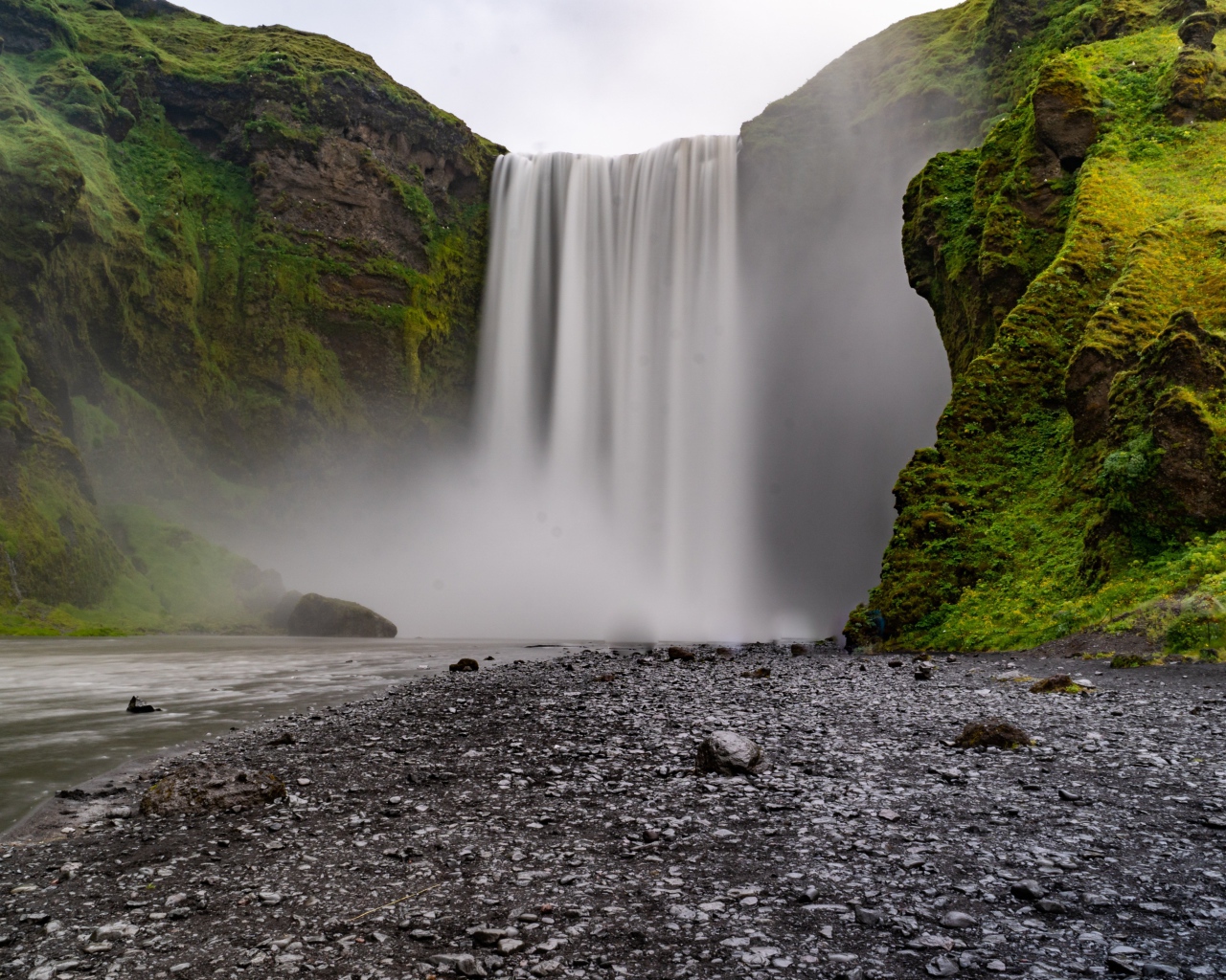 Быстрый холодный водопад стекает с утеса 