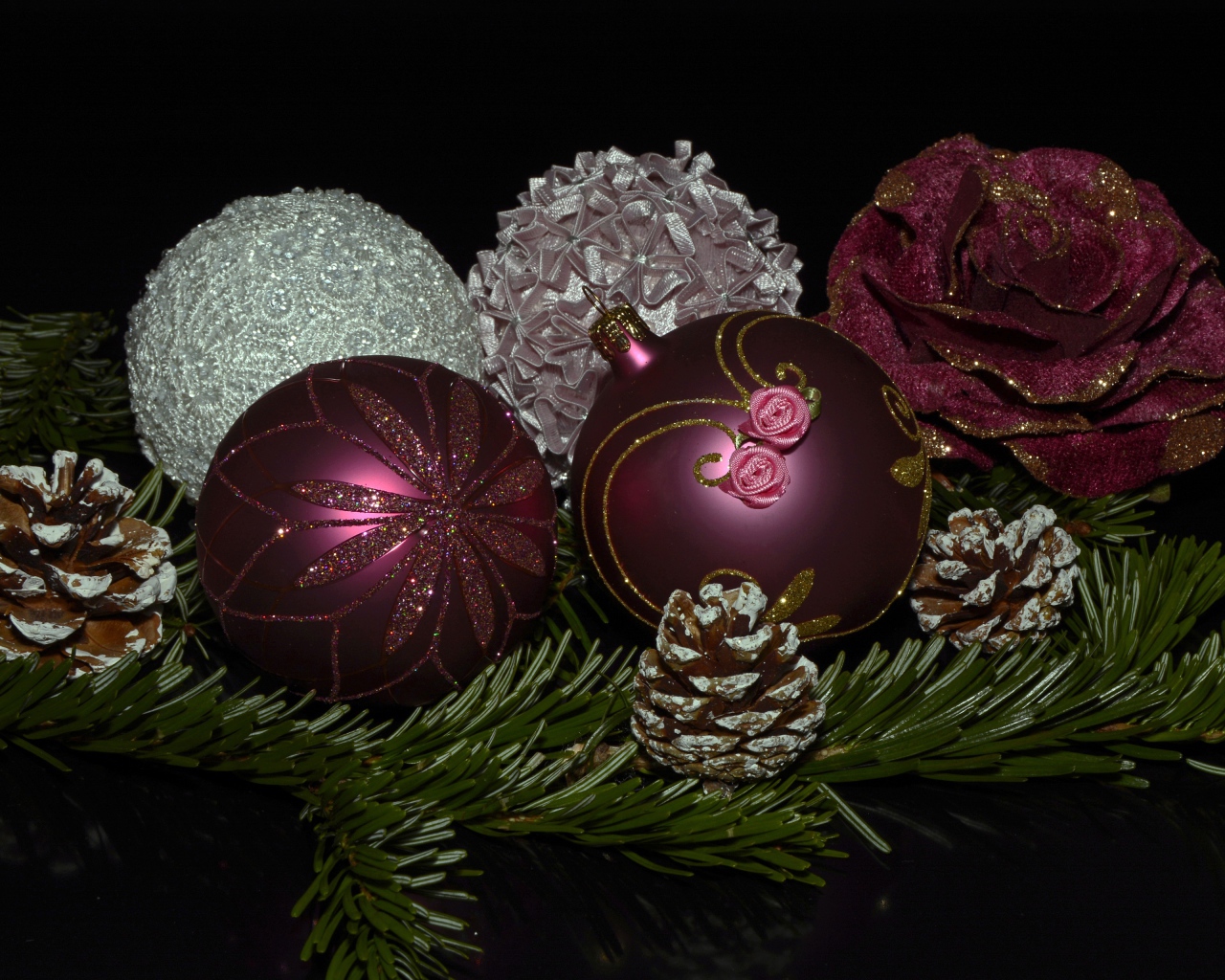 Красивые елочные игрушки с веткой на черном фоне 