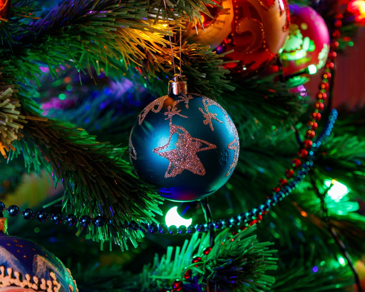 Красивый синий шар на новогодней елке 