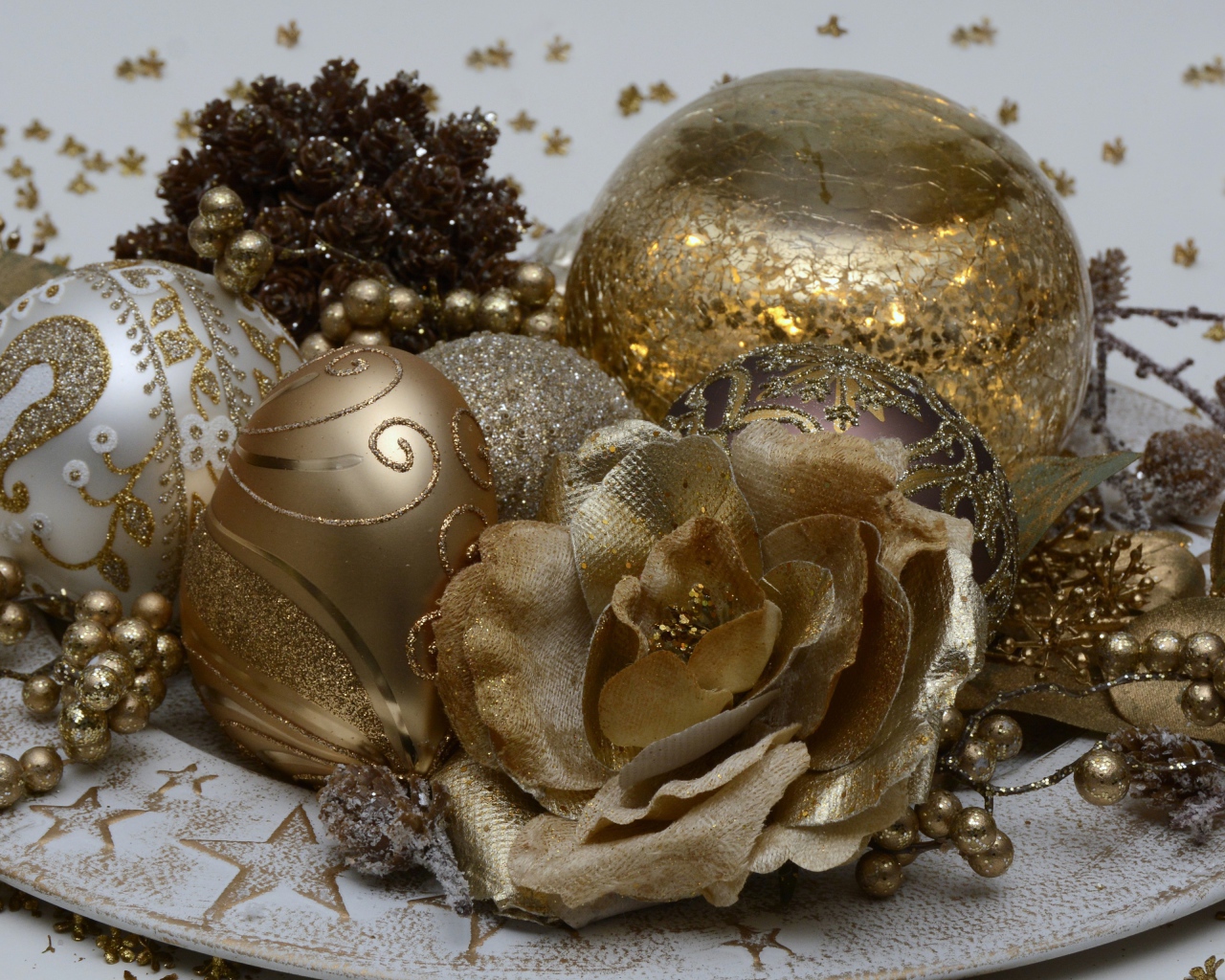 Красивые новогодние игрушки крупным планом