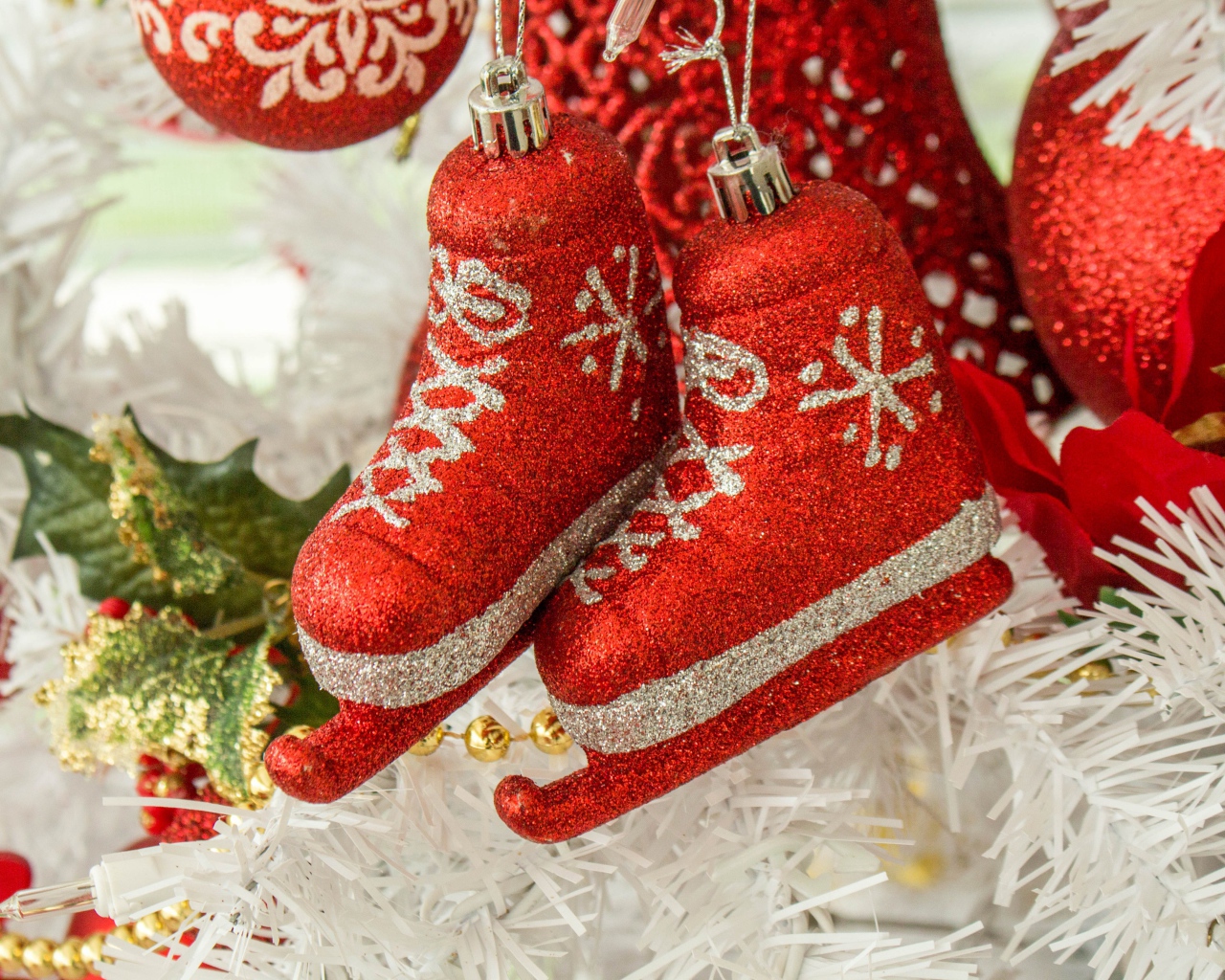 Красивые красные елочные игрушки 