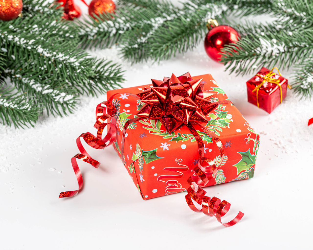 Большой красивый красный подарок с еловой веткой 