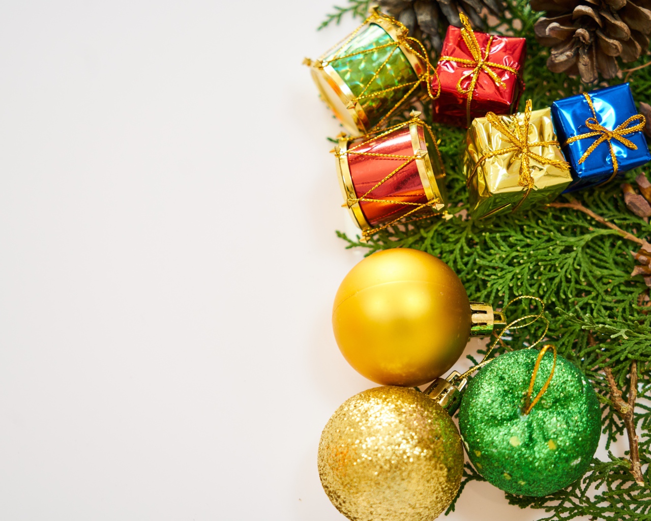 Елочные украшения с веткой на сером фоне 