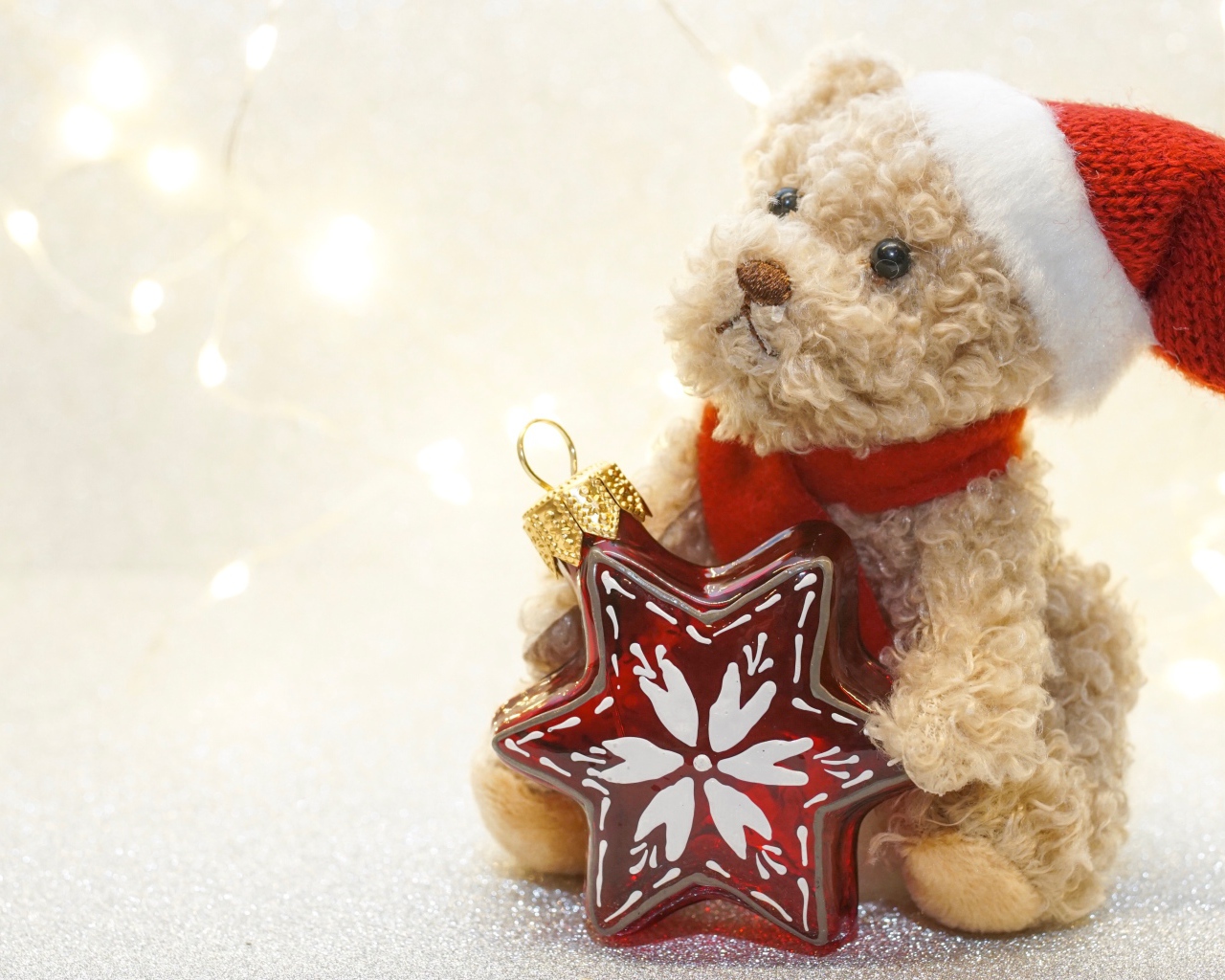 Новогодний медвежонок с елочной игрушкой 