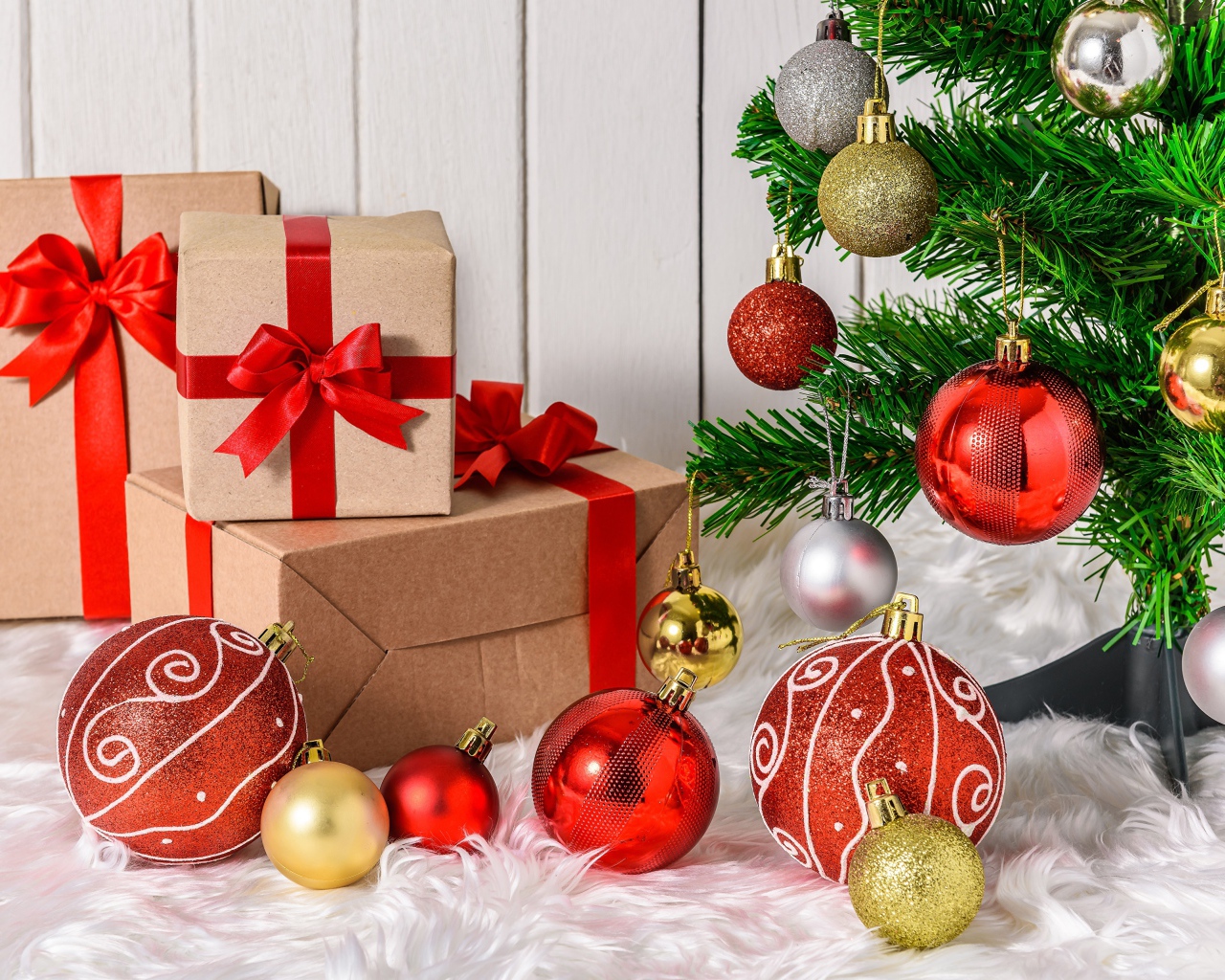 Новогодняя ель с подарками и игрушками 