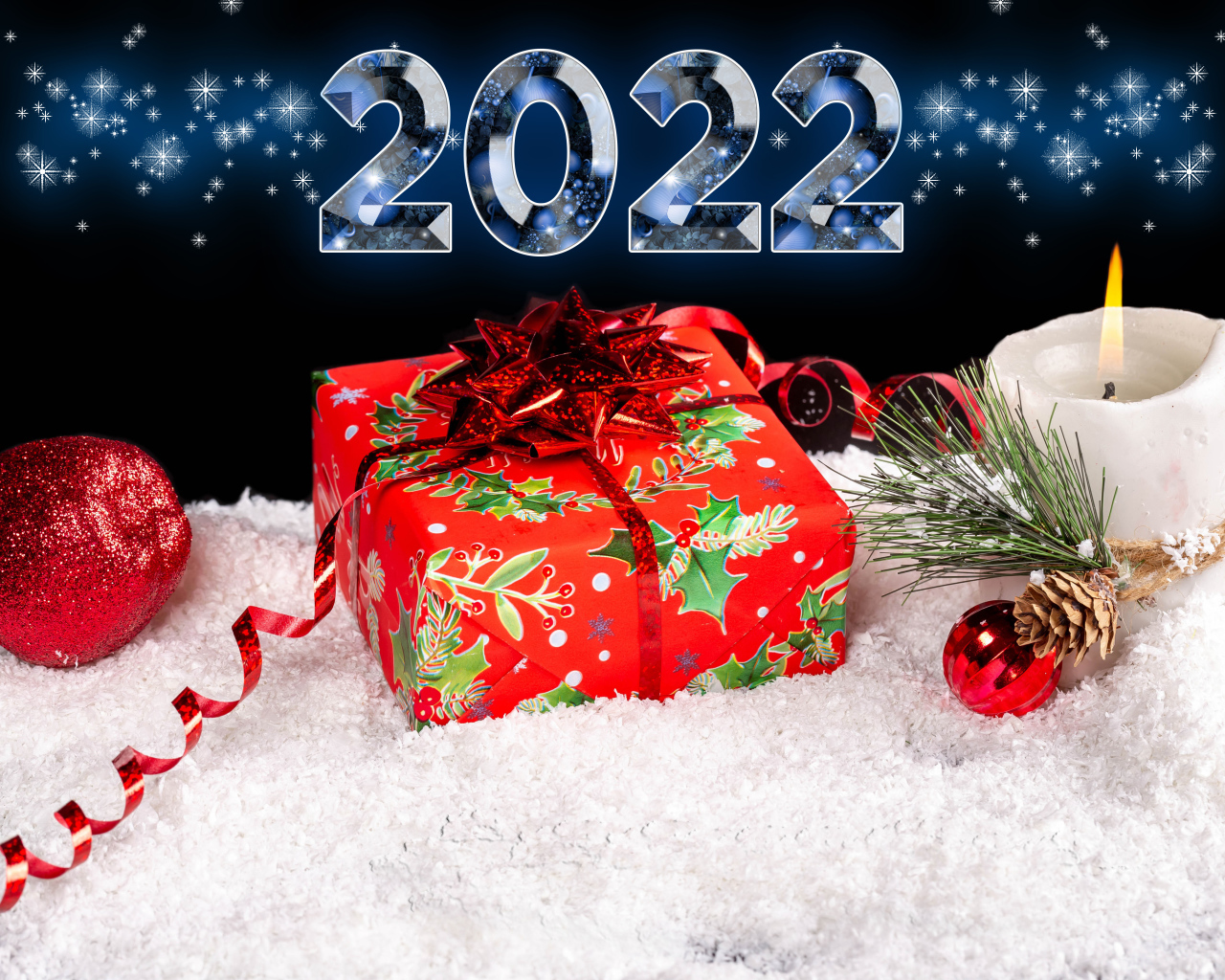 Подарок и свеча на снегу на новый год 2022 