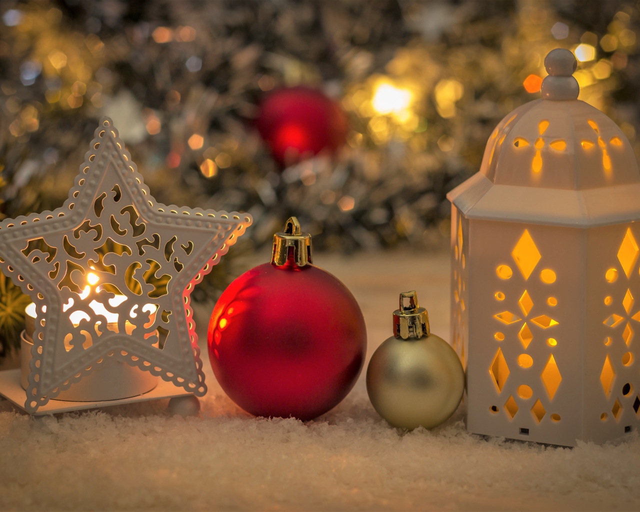 Фонарь, звезда и елочные игрушки на новый год 2022