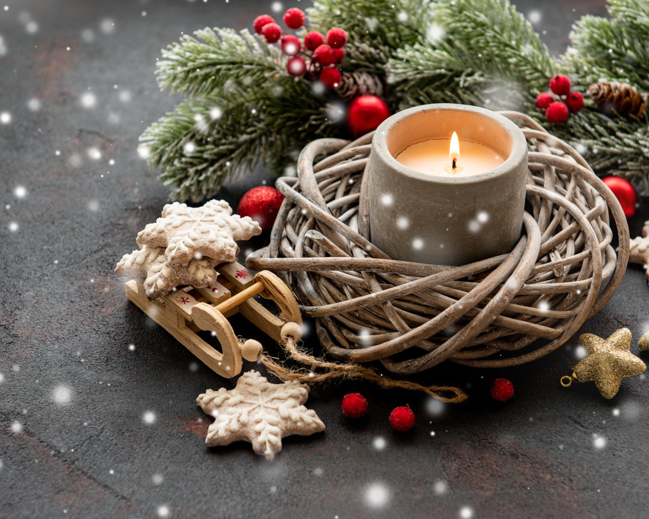 Зажженная свеча с еловой веткой и украшениями