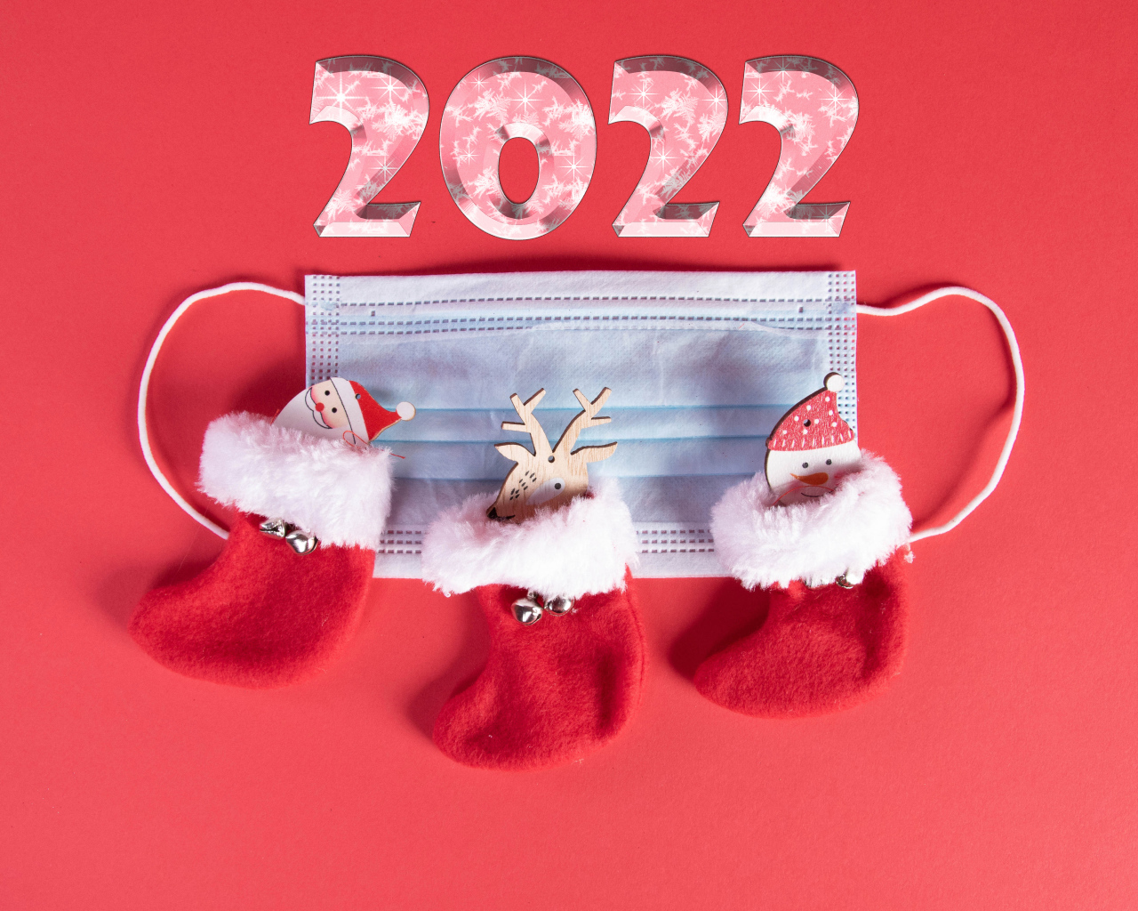 Маска и рождественские украшения на новый год 2022 