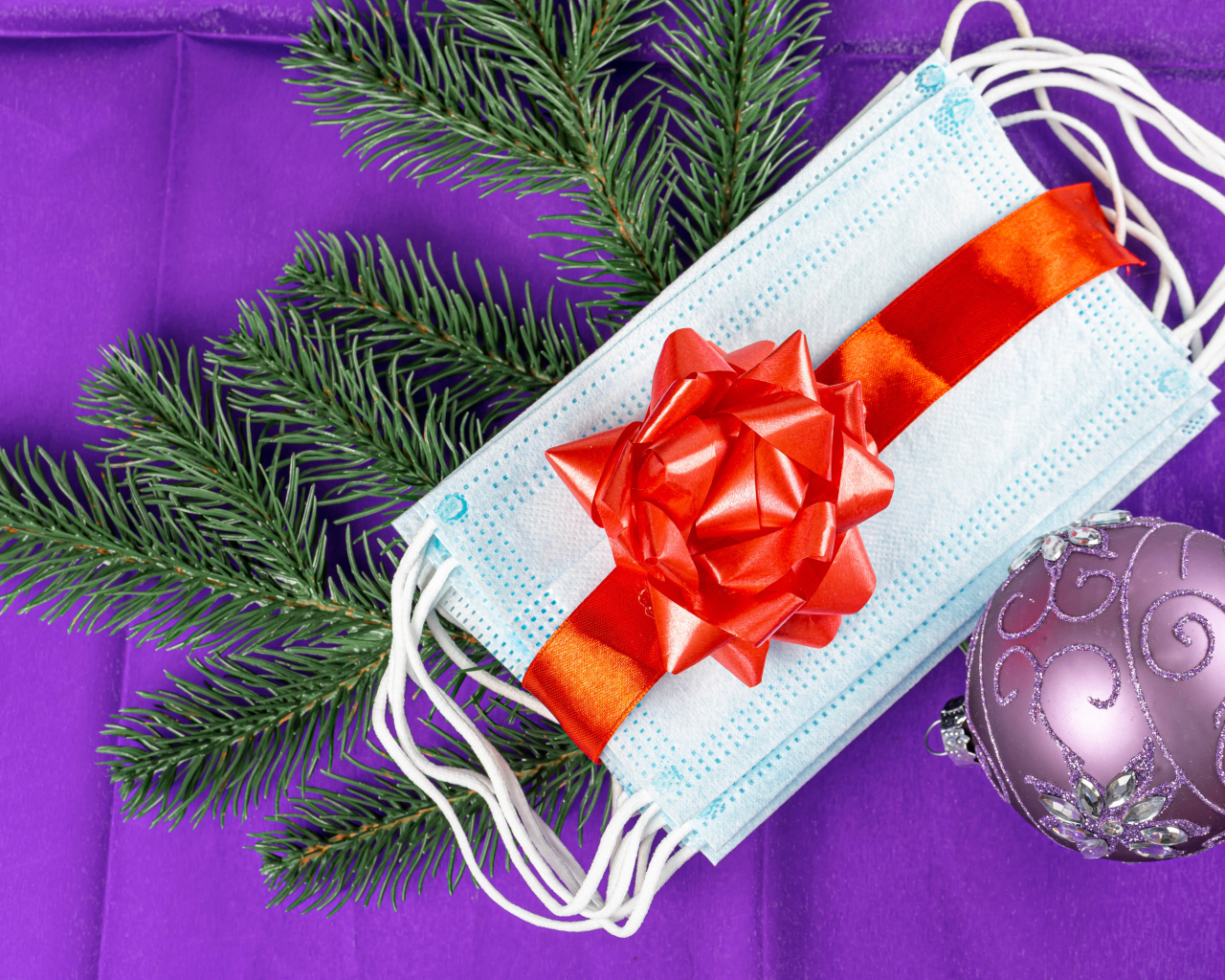 Медицинские маски, бант, еловая ветка и шар на новый год