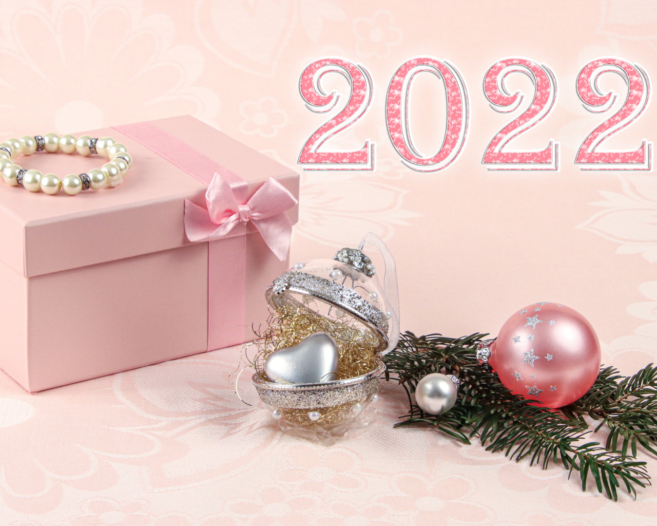 Розовый подарок и елочные игрушки на новый год 2022 