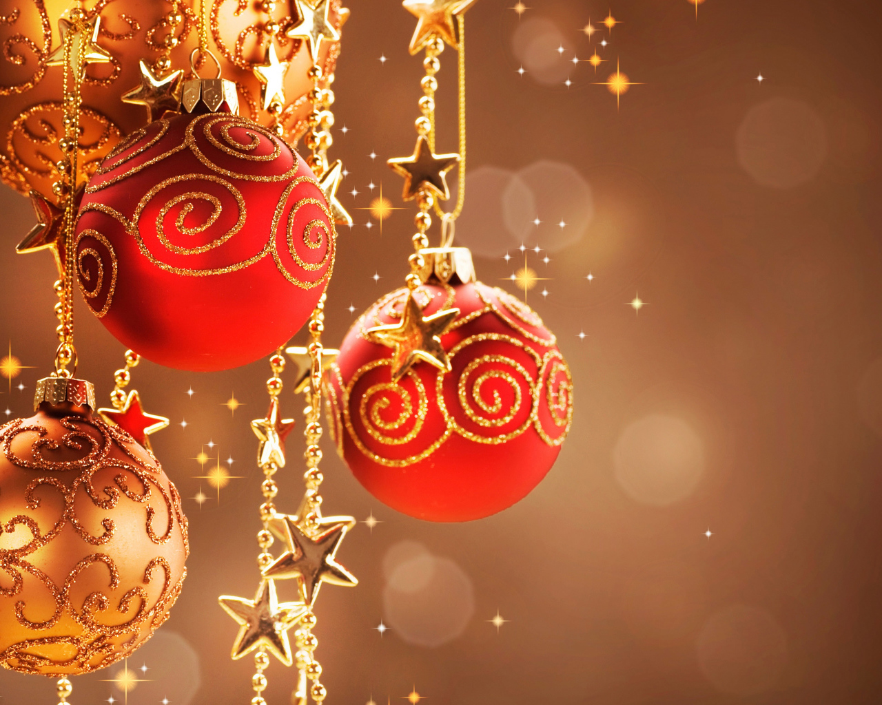 Красные и золотистые елочные шары на коричневом фоне