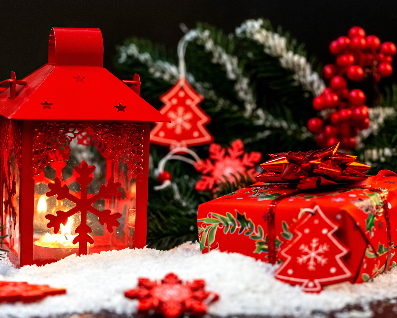 Красный фонарь с подарком у елочной ветки