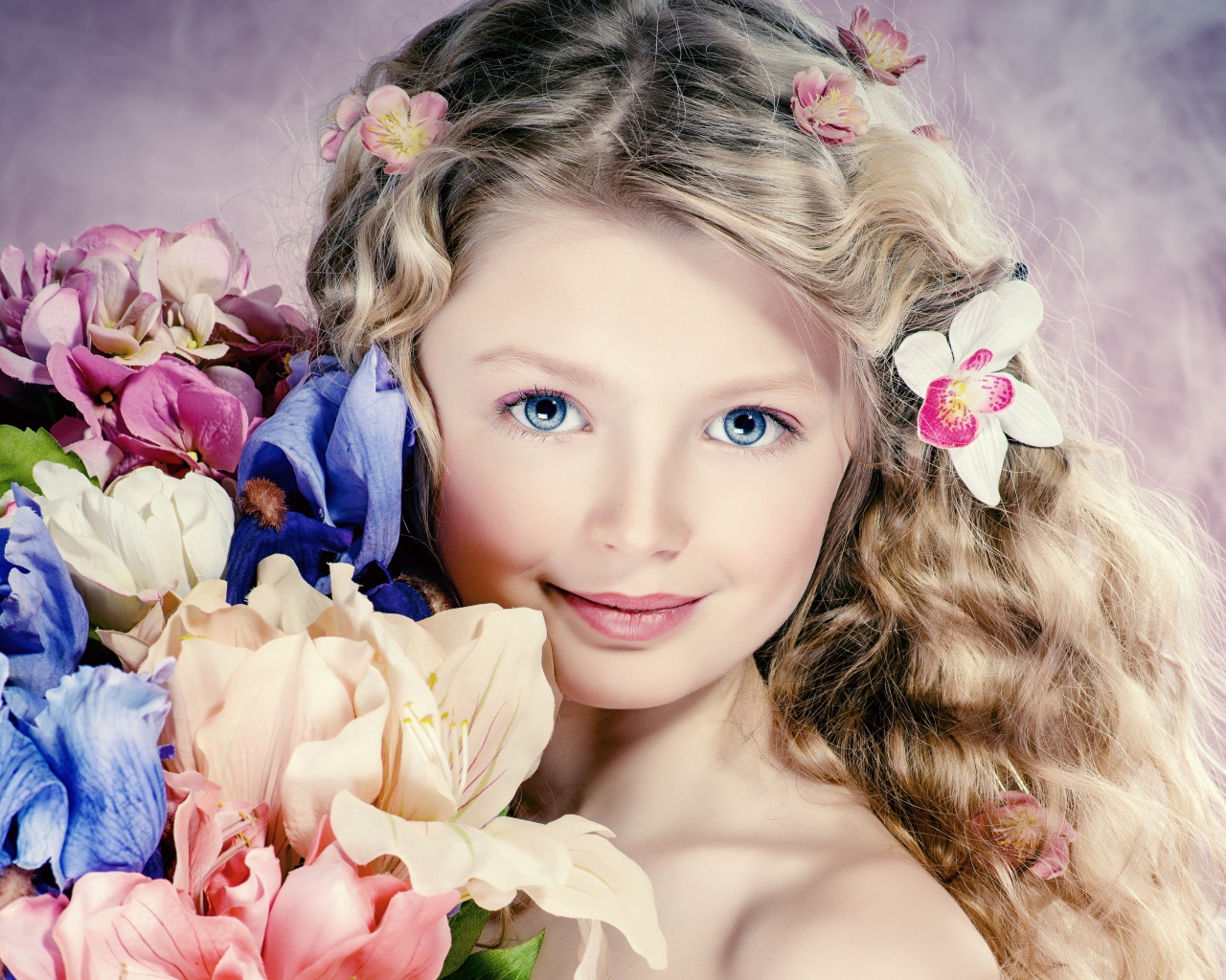 Красивая голубоглазая девочка с букетом цветов