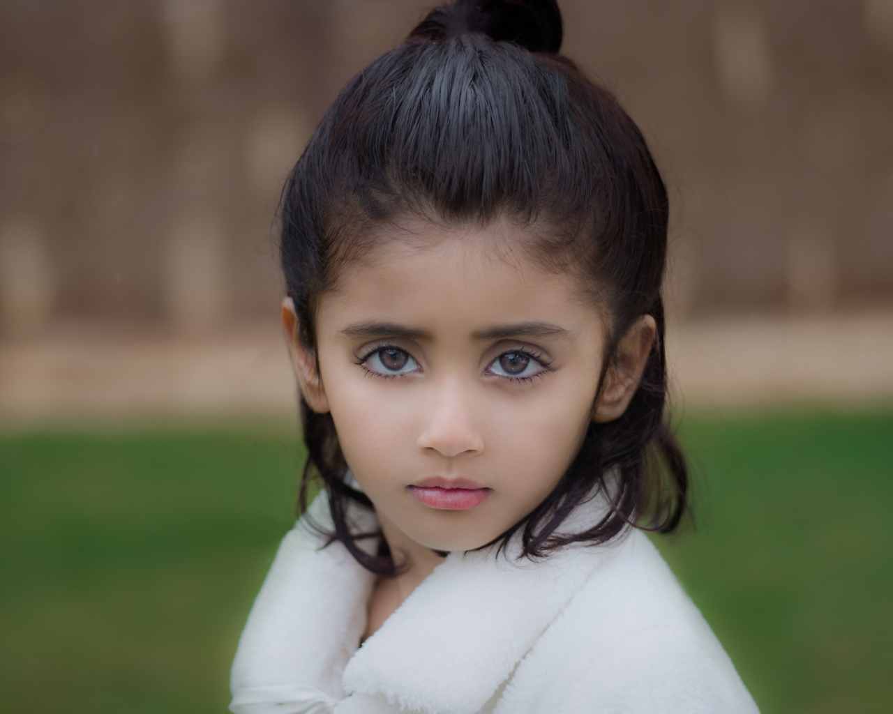 Красивая девочка с большими глазами
