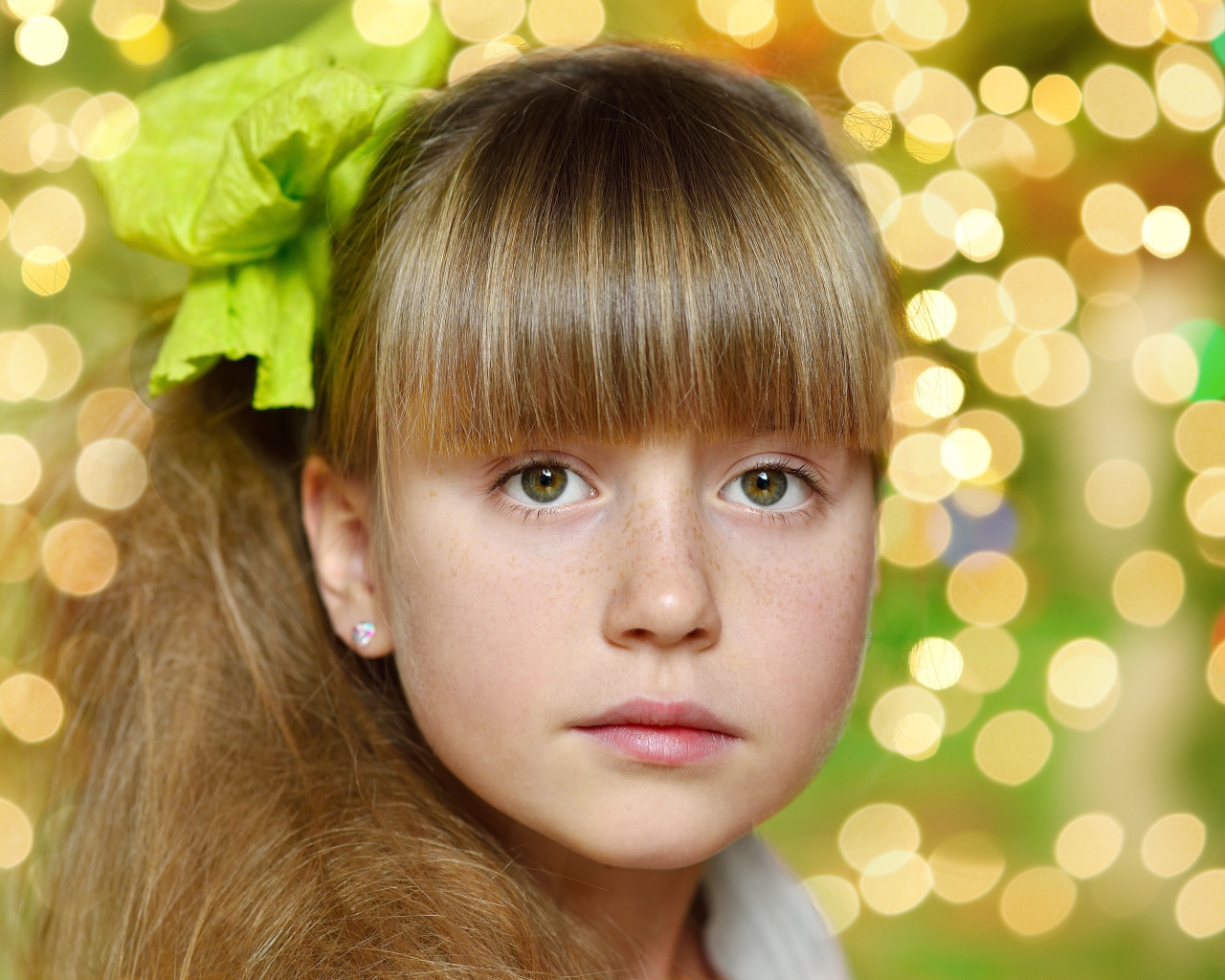 Красивая девочка с длинными волосами и длинной челкой