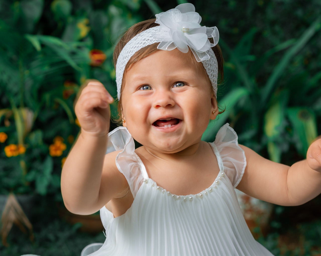 Красивая маленькая девочка в белом платье 