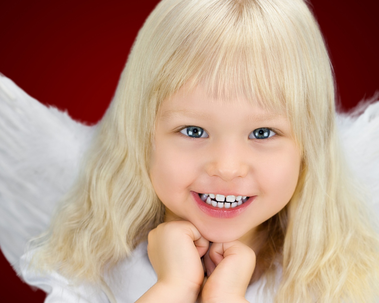 Голубоглазая девочка блондинка с крыльями ангела 