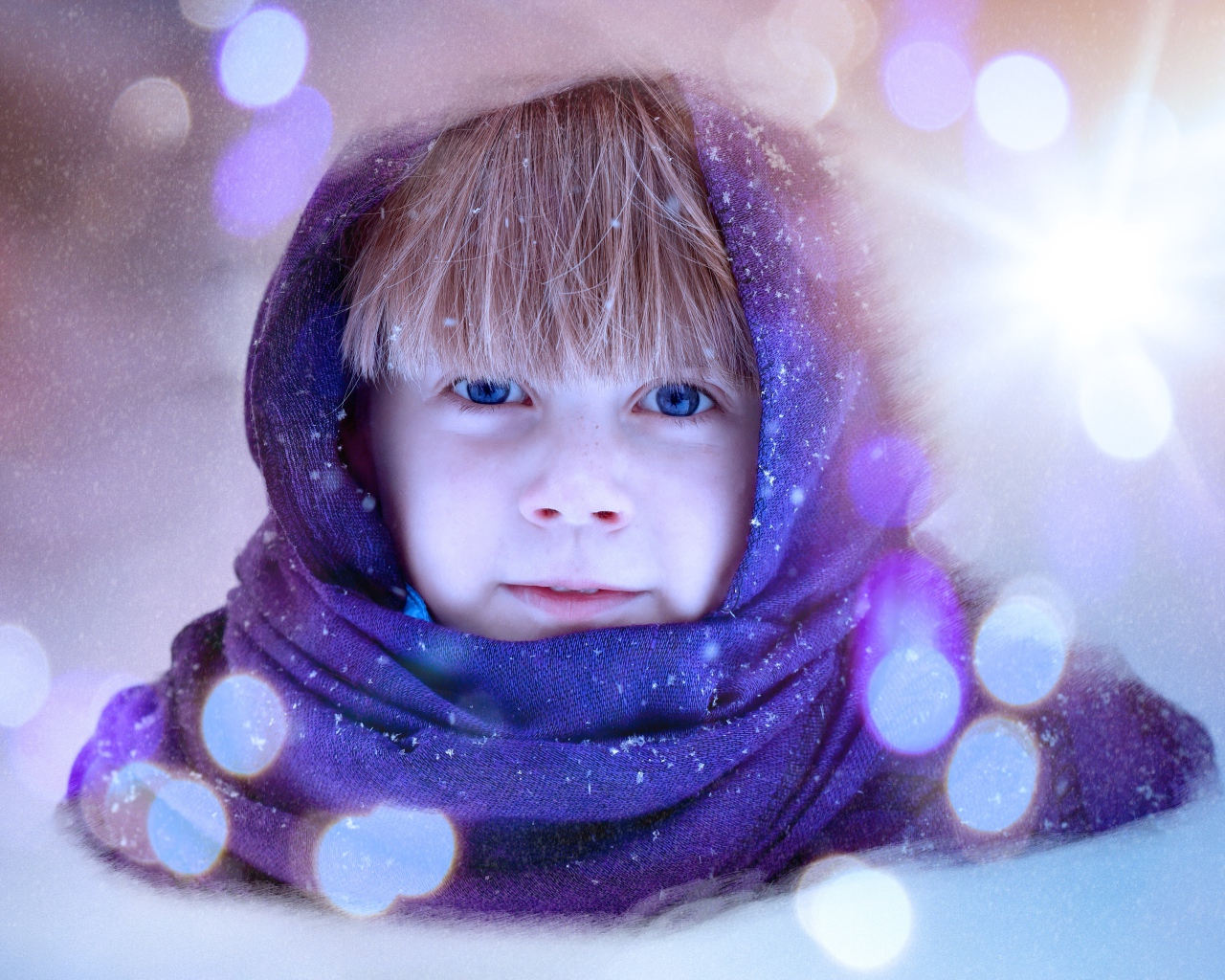 Голубоглазая девочка в синем платке 