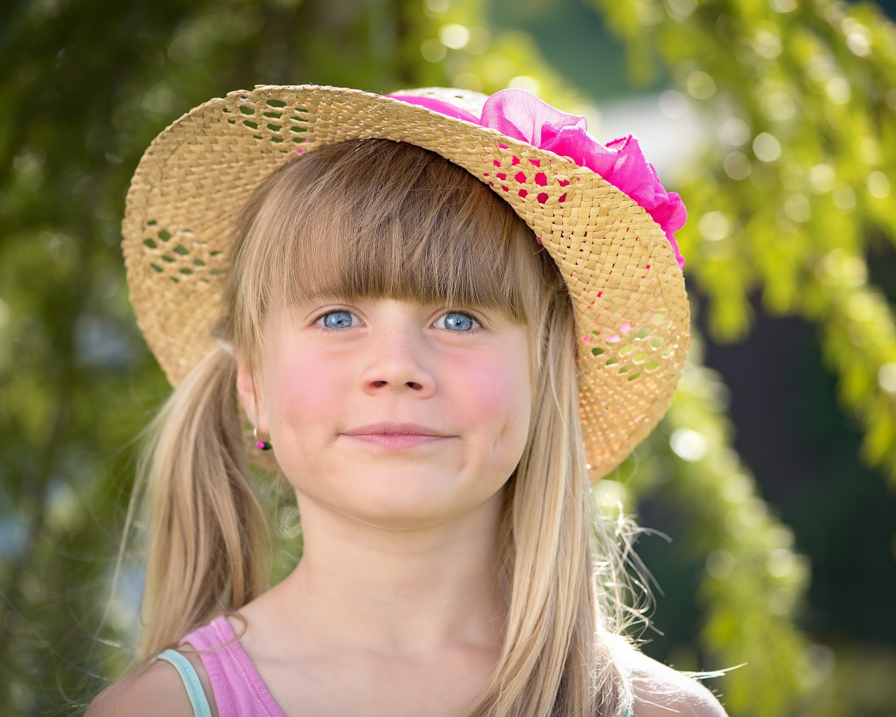 Голубоглазая девочка в соломенной шляпе