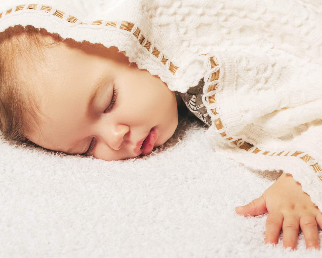 Милый спящий ребенок под покрывалом 