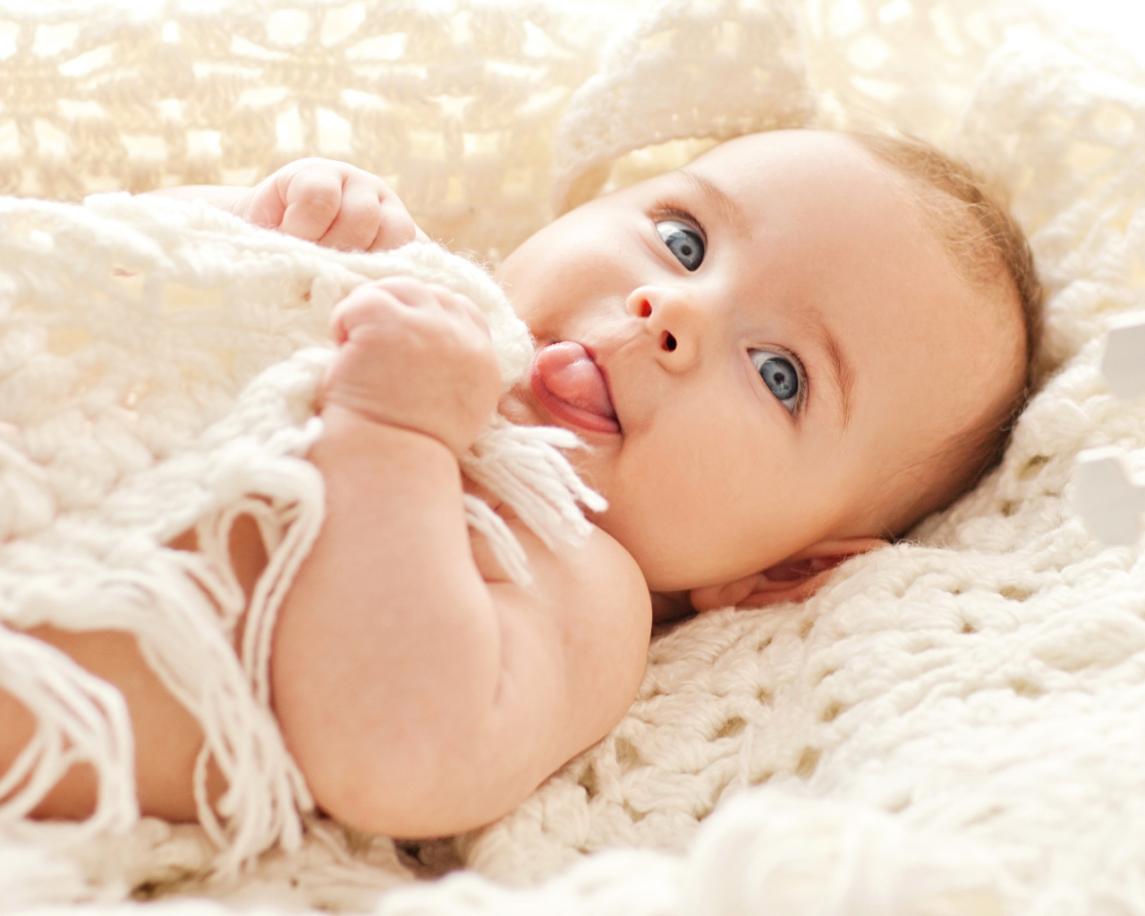 Забавный грудной ребенок с высунутым языком