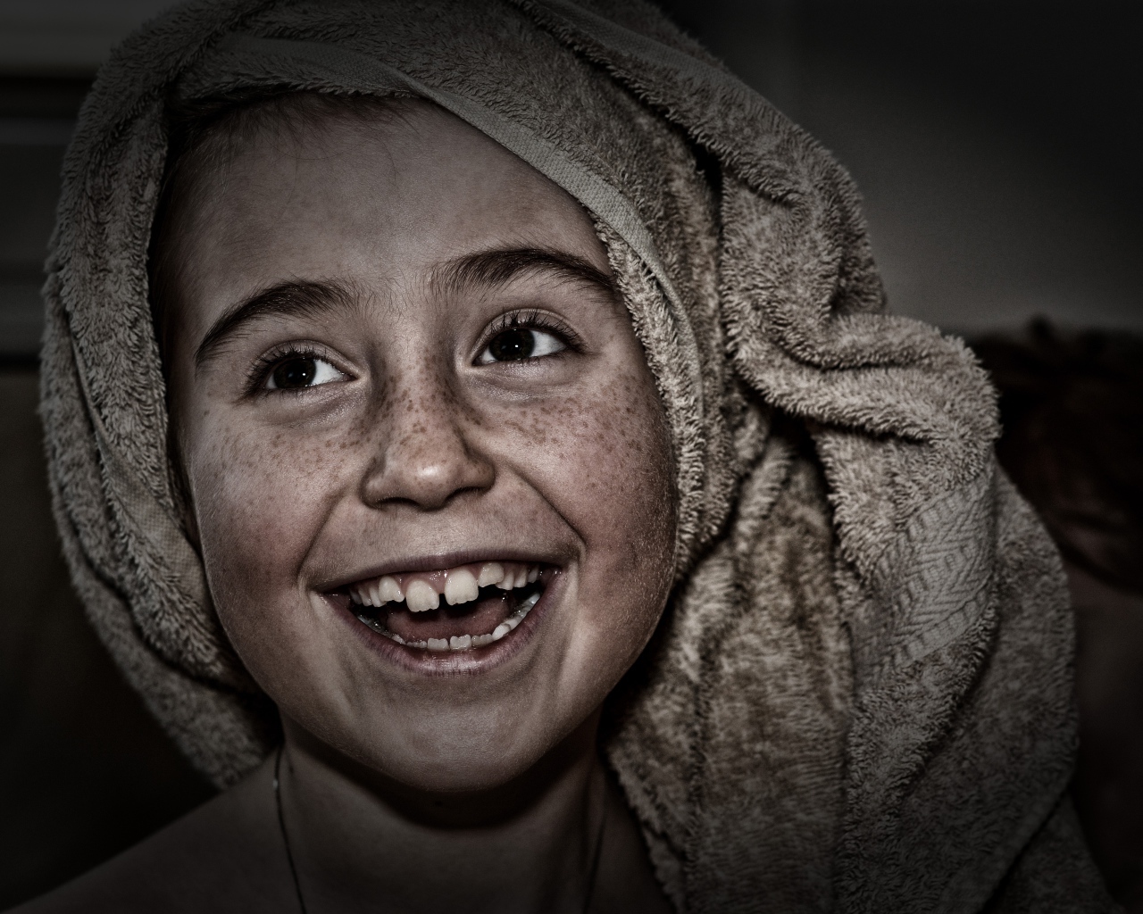 Девушка с веснушками на лице с полотенцем на голове