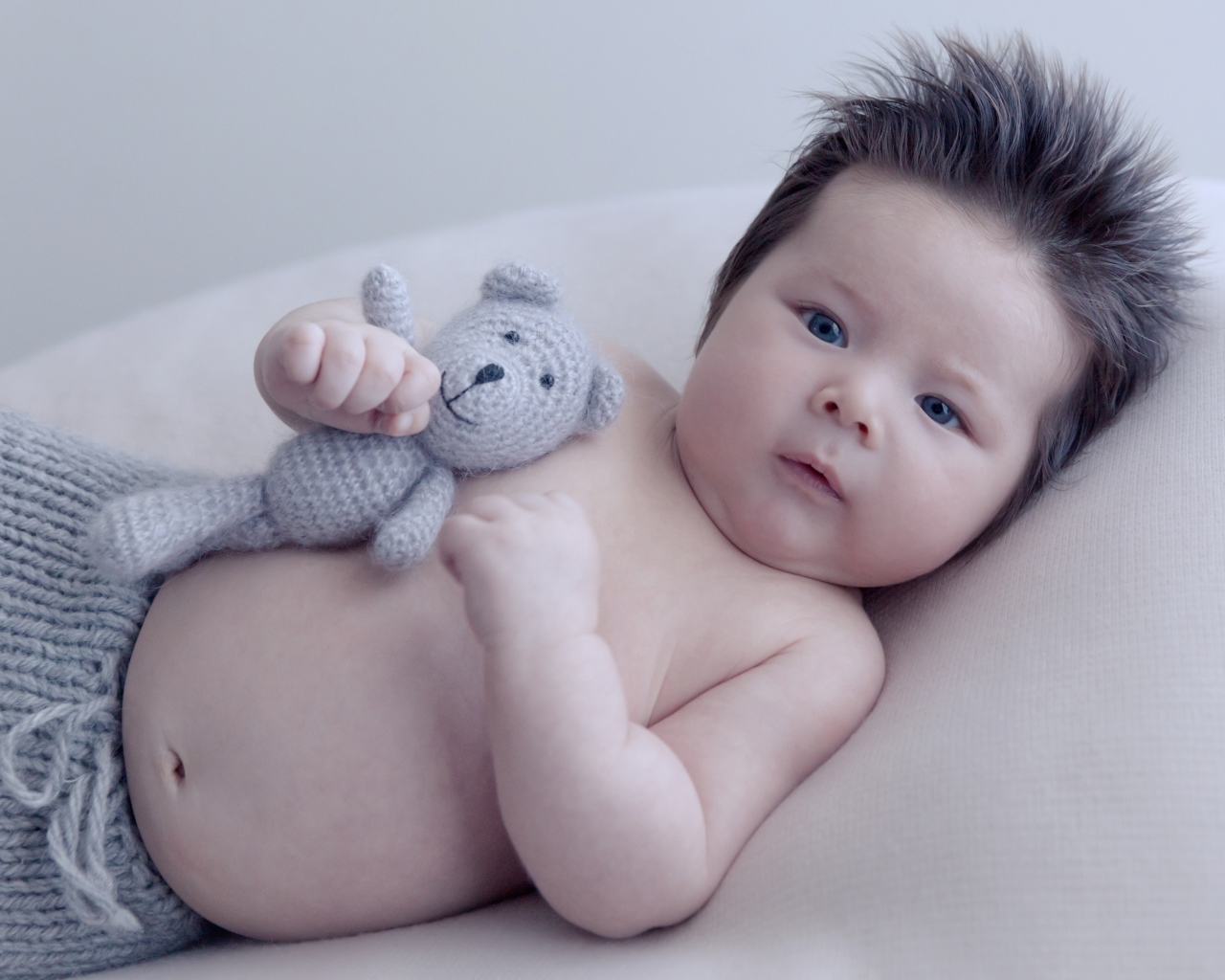 Грудной ребенок с шевелюрой на голове 