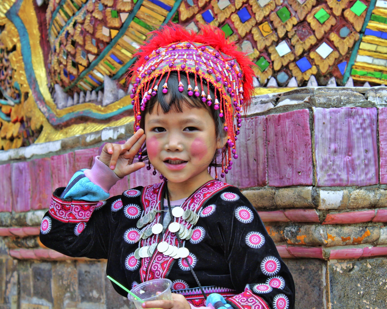 Маленькая девочка азиатка в национальном костюме 