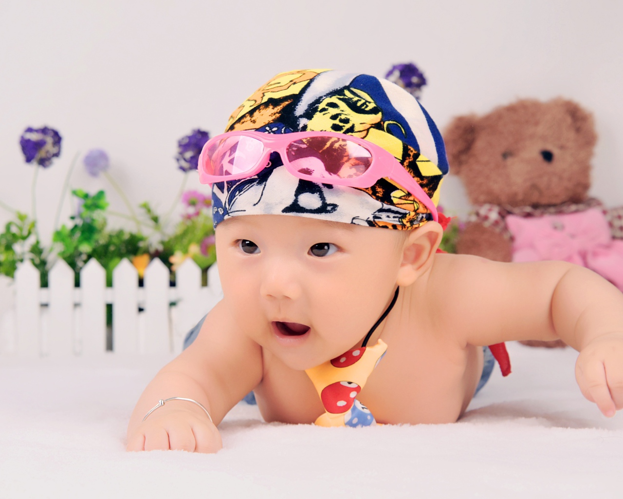 Маленький ребенок азиат в шапке с очками