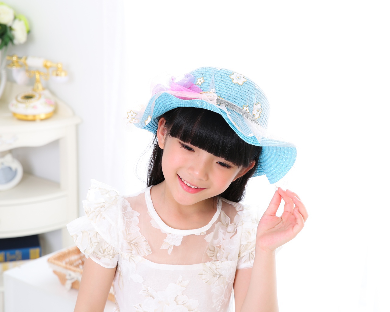 Маленькая девочка азиатка в белом платье 