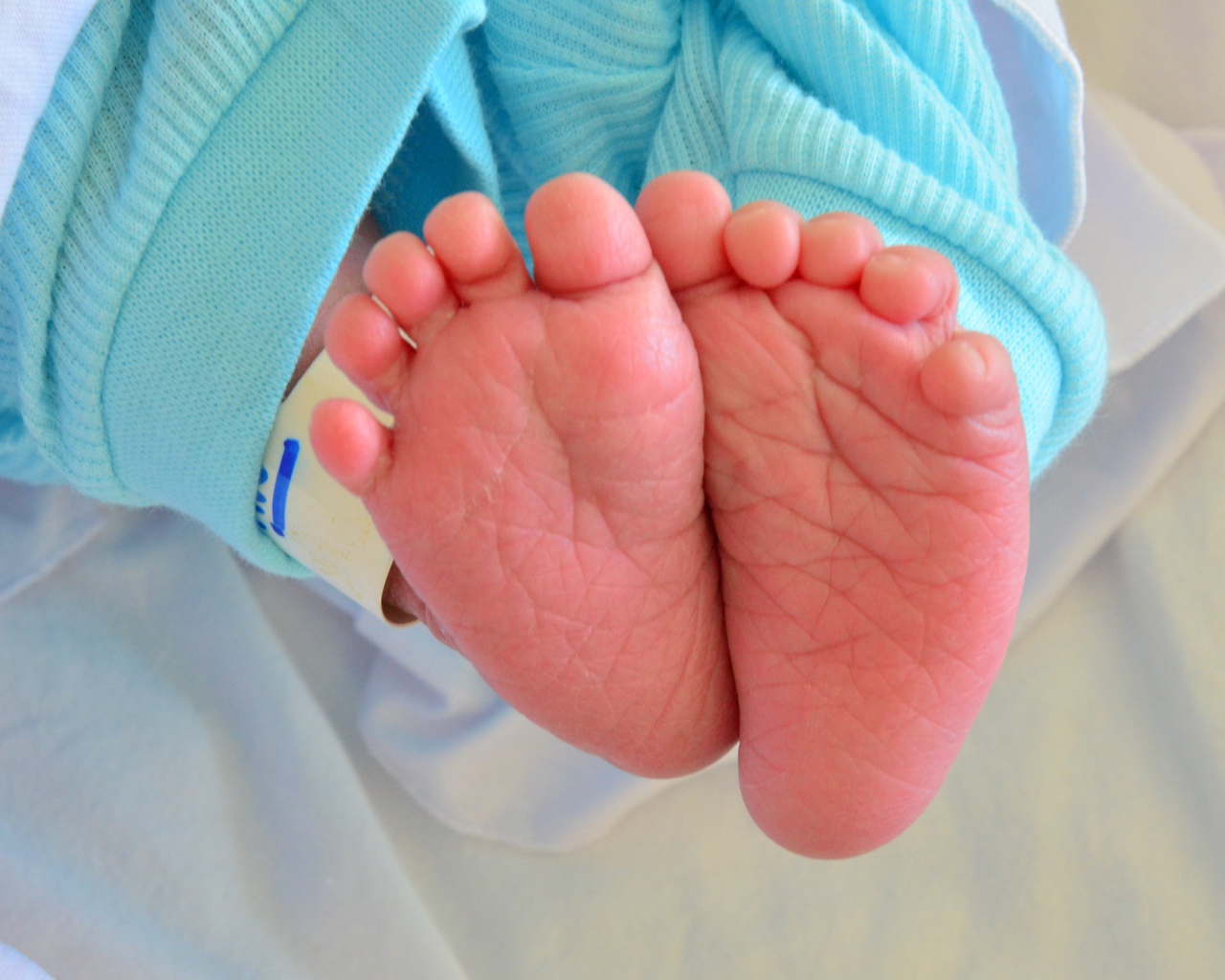 Ноги маленького ребенка крупным планом