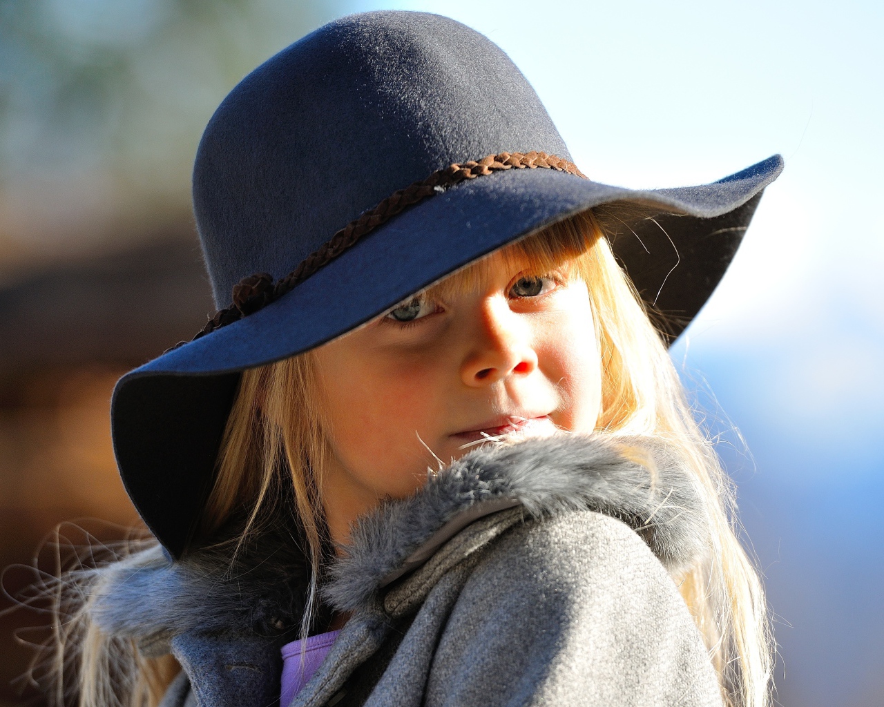 Маленькая девочка блондинка в шляпе