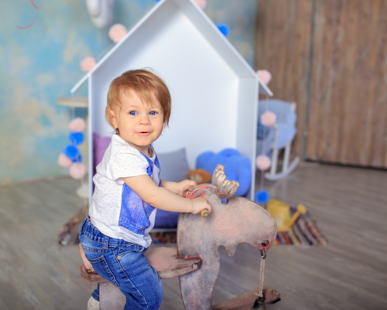 Маленький мальчик в игровой комнате