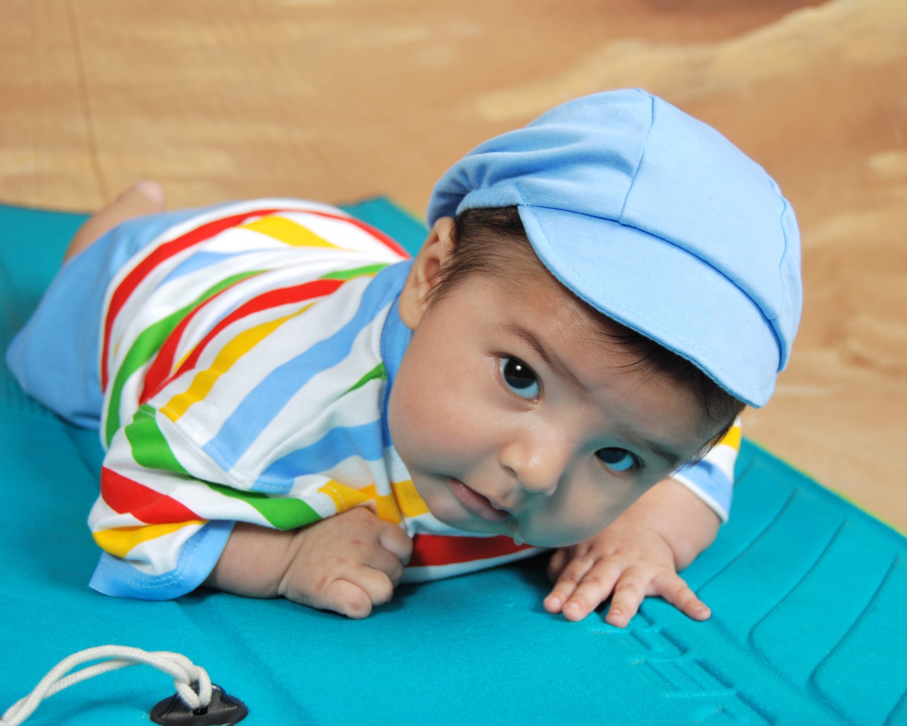 Маленький мальчик с голубой кепке 