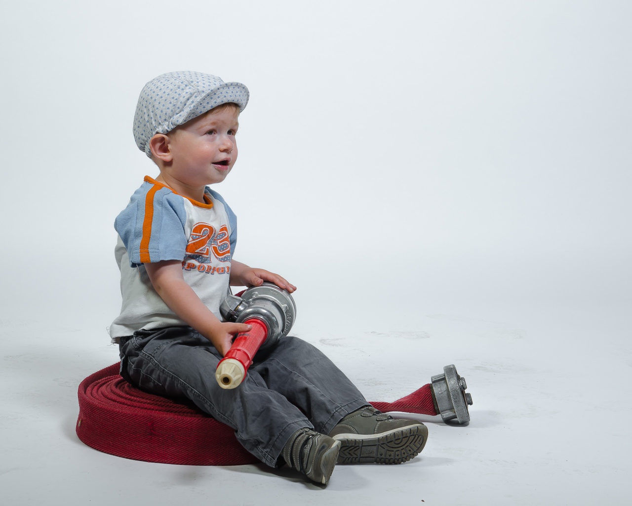 Маленький мальчик с пожарным гидрантом