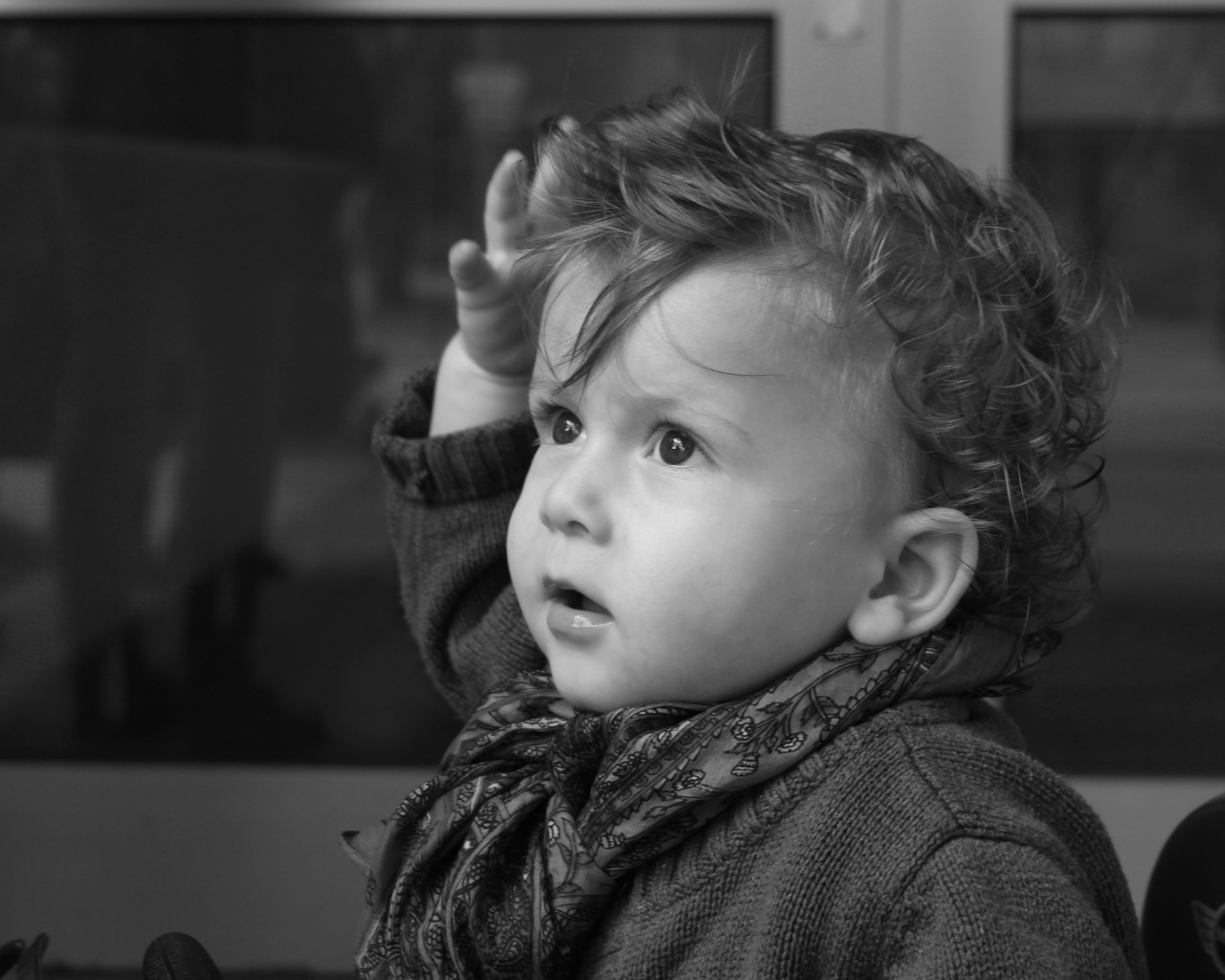 Маленький мальчик с рукой в волосах черно-белое фото 