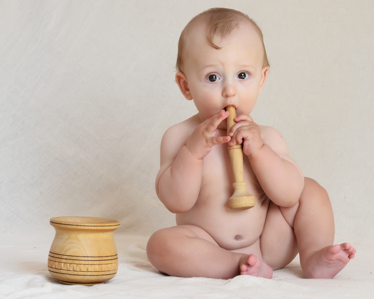 Маленький мальчик с деревянной ступкой