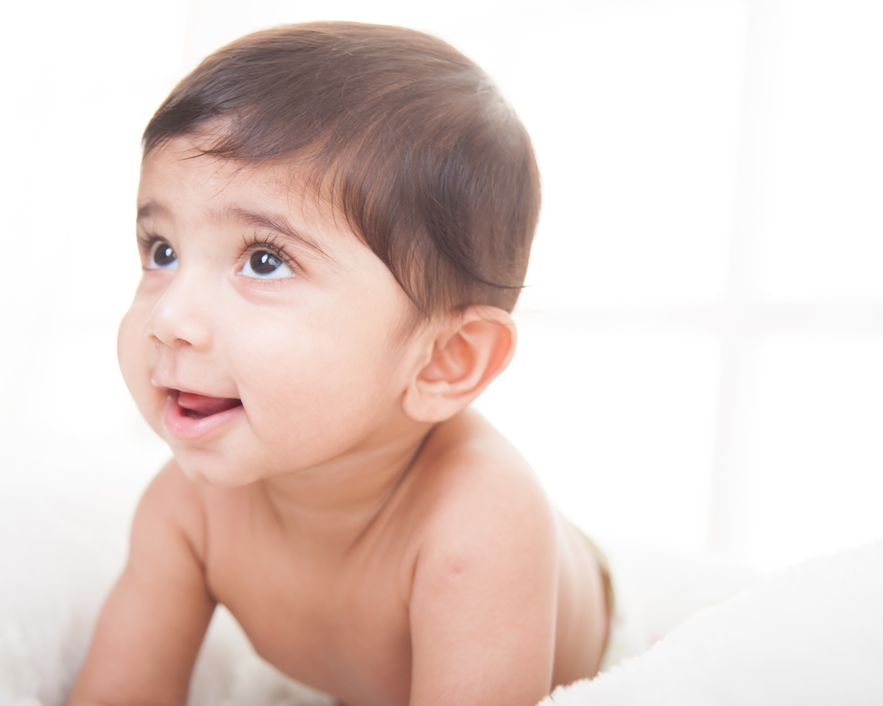 Маленький кареглазый мальчик на белом фоне 