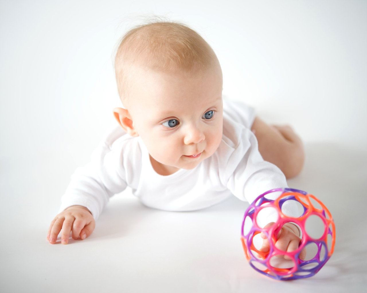 Маленький ребенок с игрушечным мячом