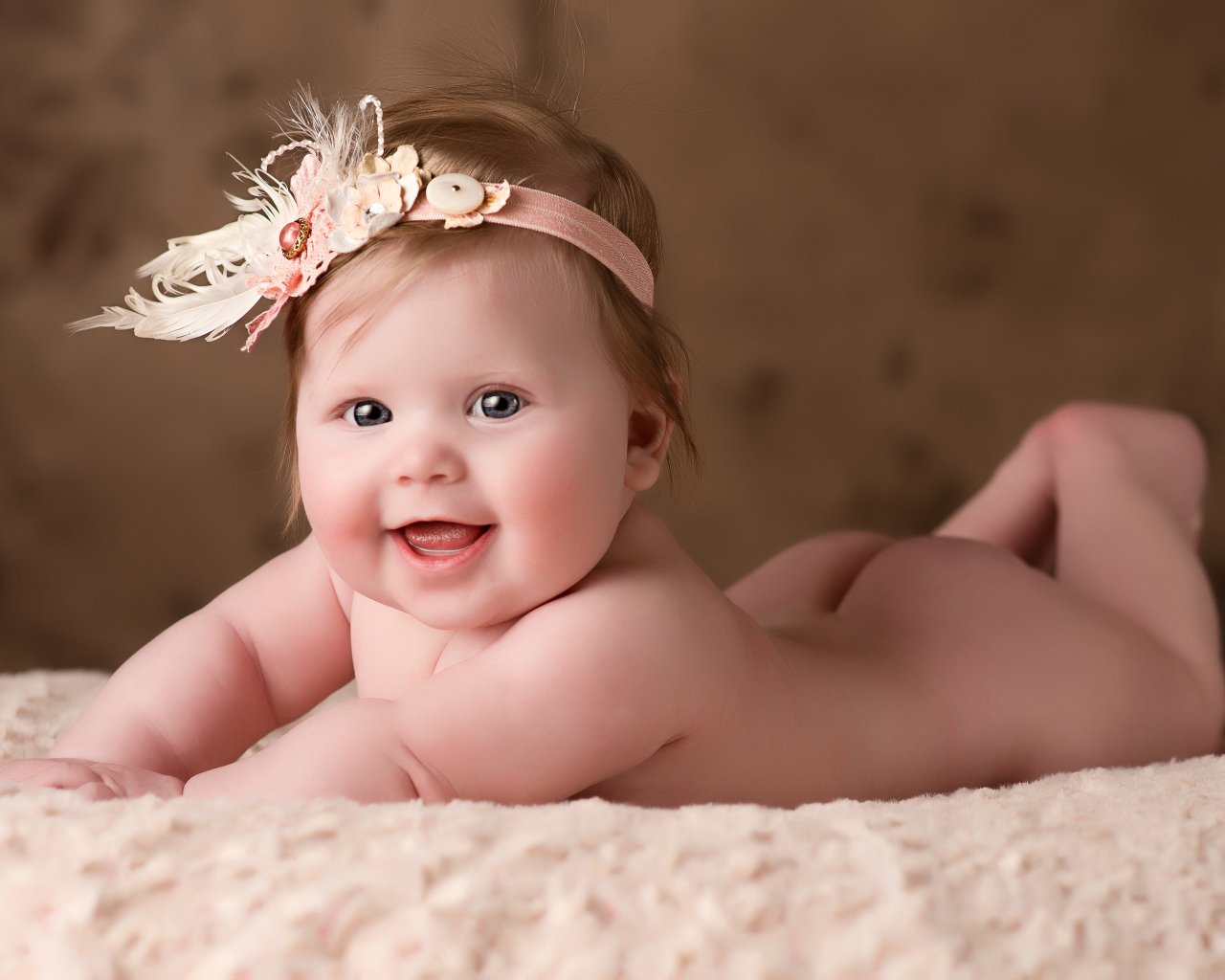 Маленькая забавная девочка с повязкой на голове