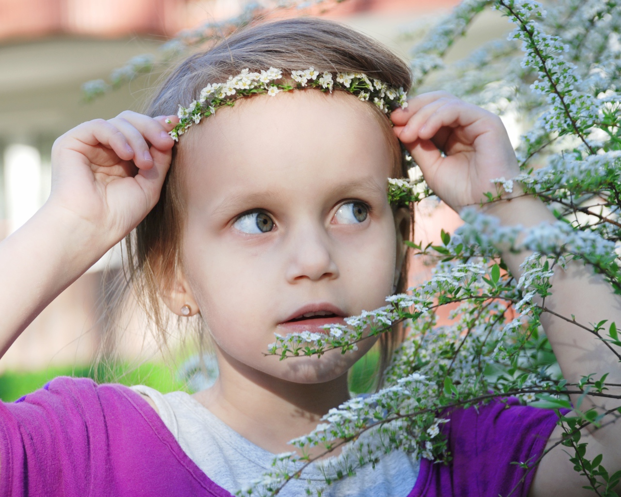 Маленькая девочка украсила голову белым цветком 