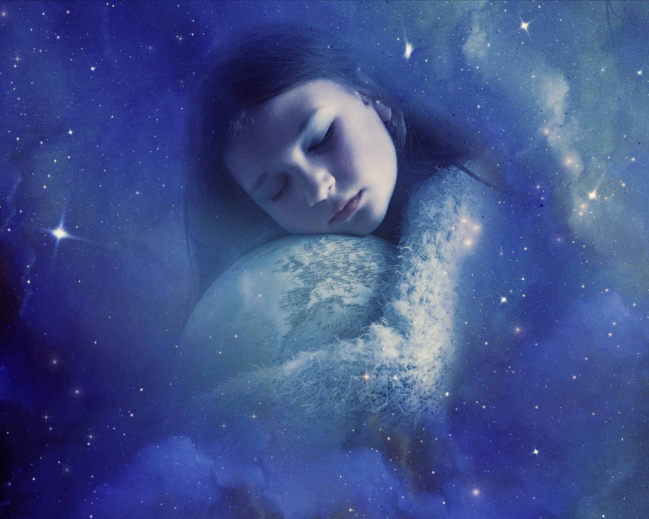 Маленькая девочка обнимает глобус во сне