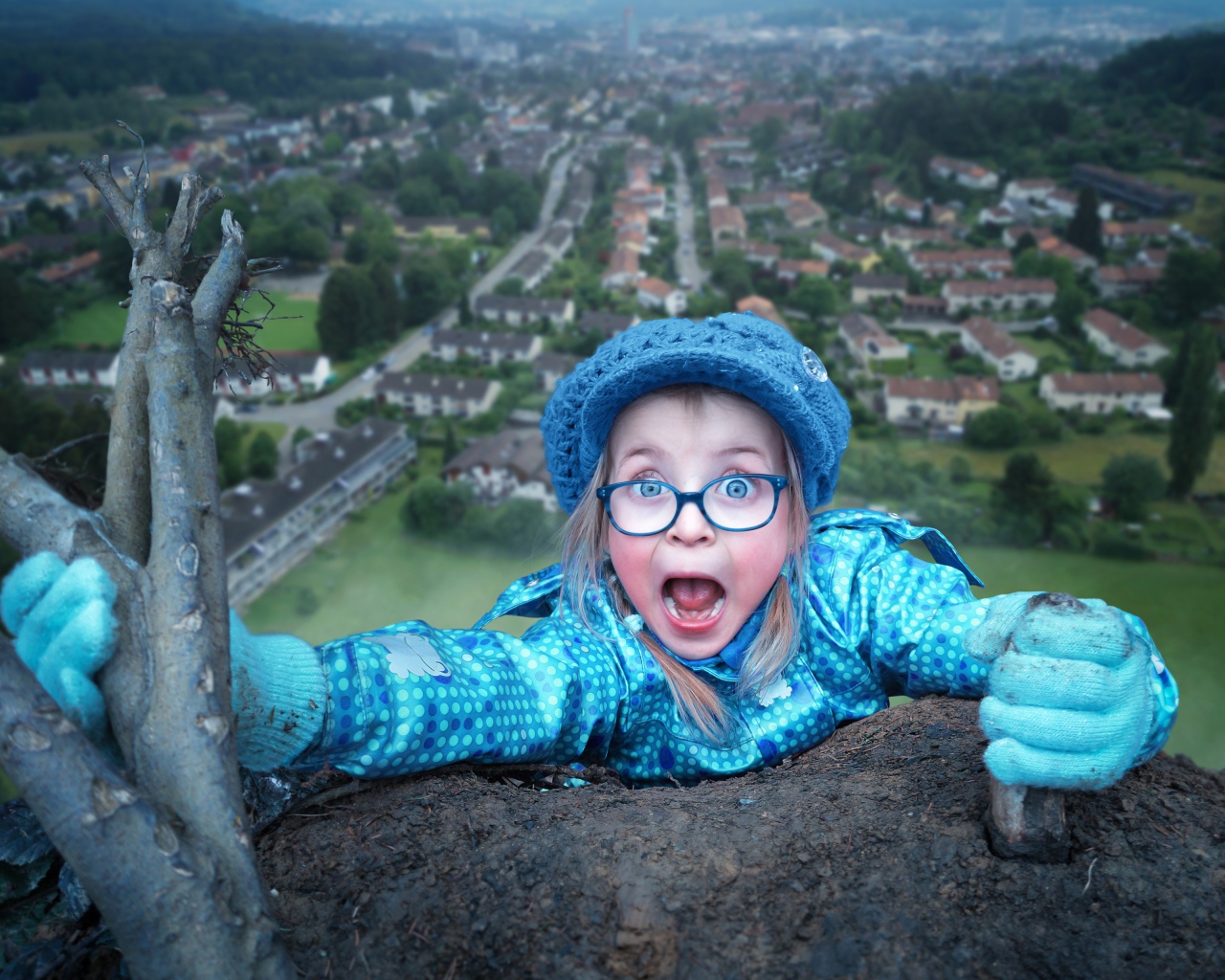Маленькая девочка в голубом костюме на горе 