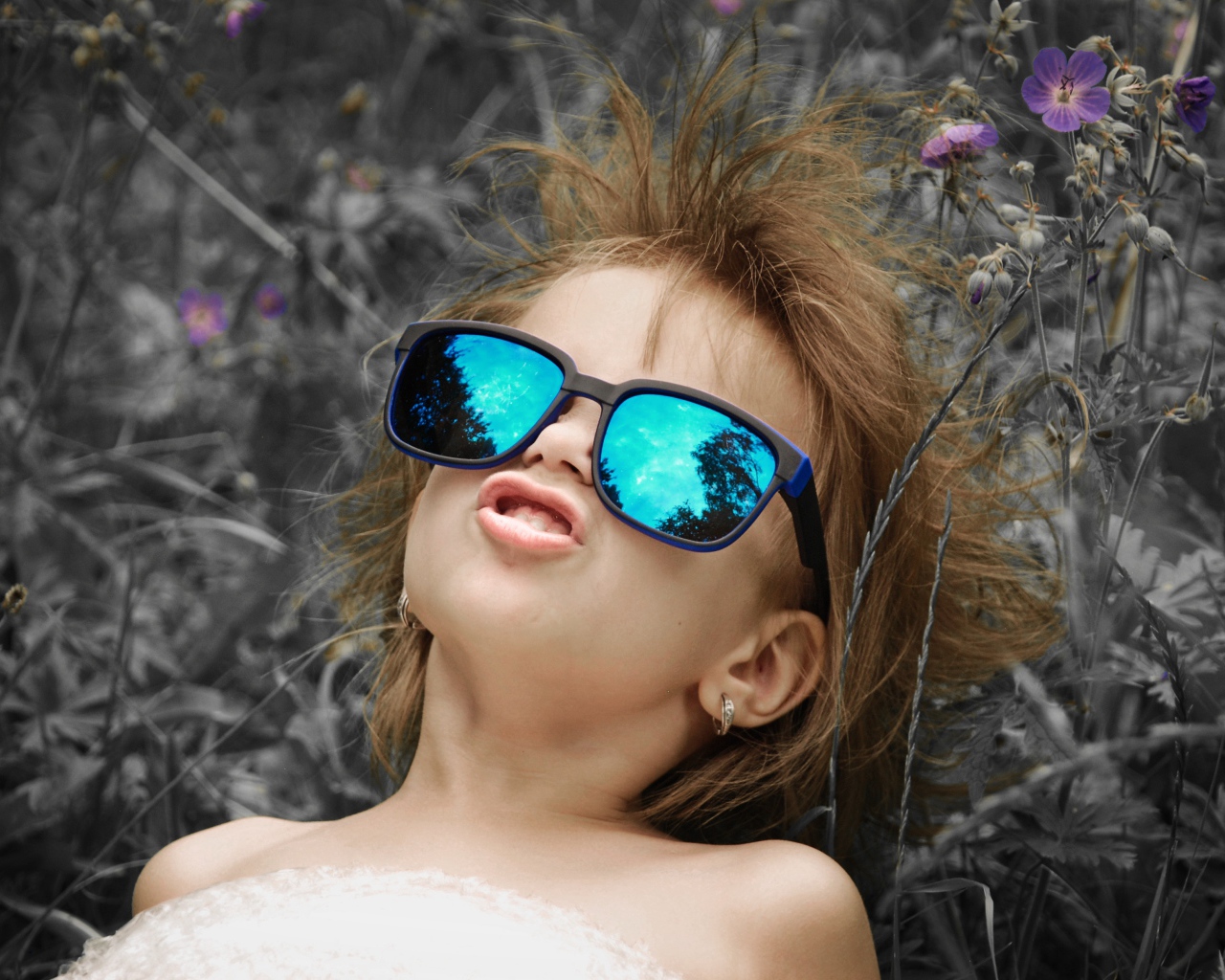 Маленькая девочка в очках со смешной прической