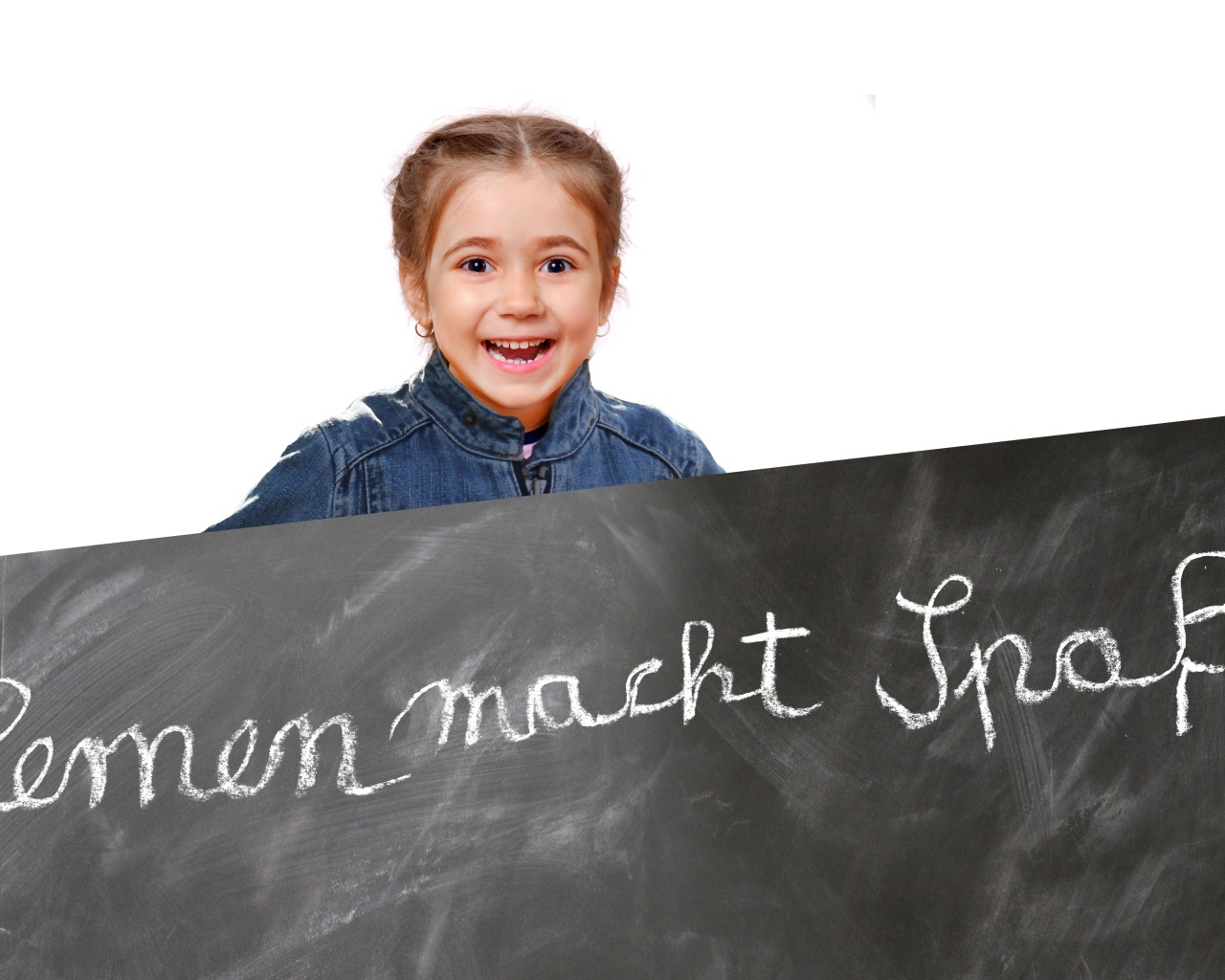 Маленькая девочка школьница с доской на белом фоне