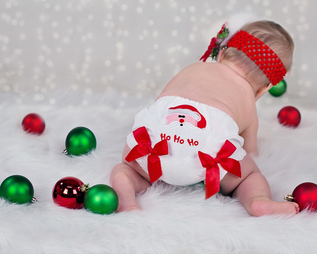 Маленькая девочка  с елочными игрушками 