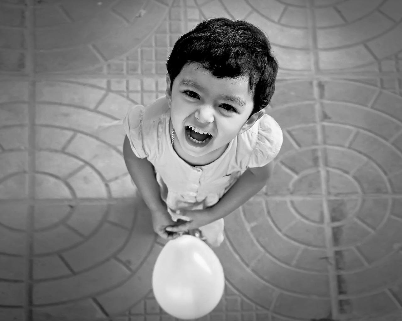 Маленькая девочка с шариком 